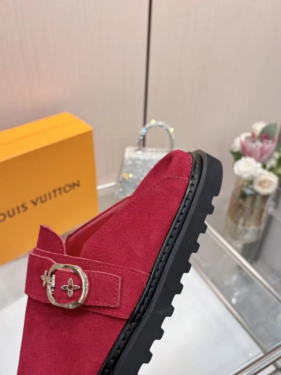 👟👟Ex-factory price 520👟👟 /lv new Baotou half-drag winterbreak comfert flat slippers lv letter and monogram floral embellished leather surface, with sheepskin lining, suitable for indoor and outdoor wear. The water table is made of high-density foam material, which is light and comfortable. The sole has a certain thickness and the heightening effect is also good! Boutique size:35-46